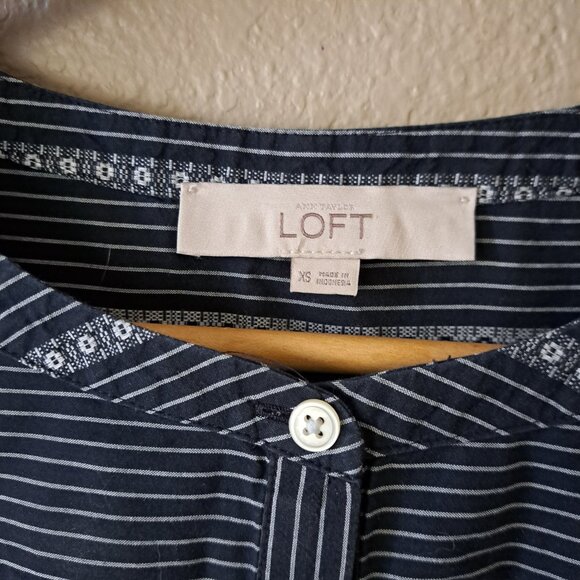 ❤️LOFT Modern Navy Blue Pin-Striped Sleeveless Button-Down Size XS - Picture 5 of 7
